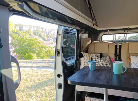 camping-car FONT VENDOME AUTOCAMP  intérieur  / coin cuisine